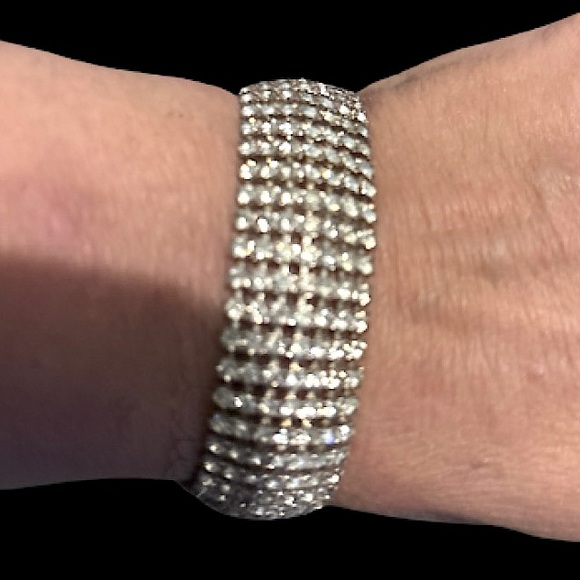 Elegant Clear Rhinestone Bracelet - Picture 6 of 8